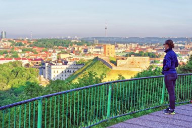 Şafak Kulesi ve Vilnius alt Castle ile ilgilenen kız