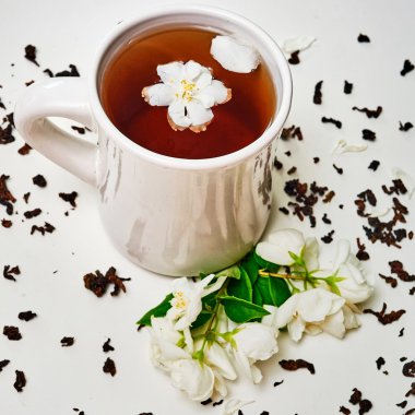 Çay Kupası ve kurutulmuş ve taze kokulu Yasemin çiçekleri