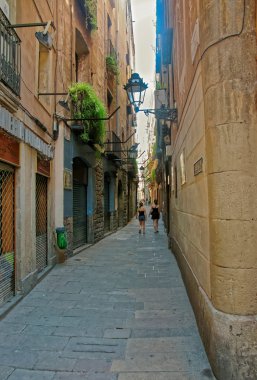Turistler Barselona Gothic Mahallesi'nin dar sokak