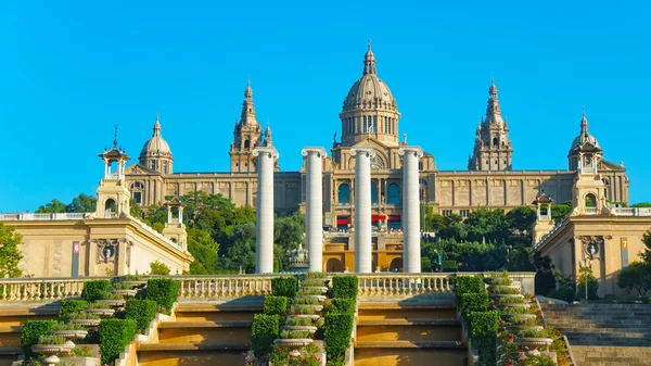 Национальный дворец на холме Монжуик в Барселоне, Испания — стоковое фото