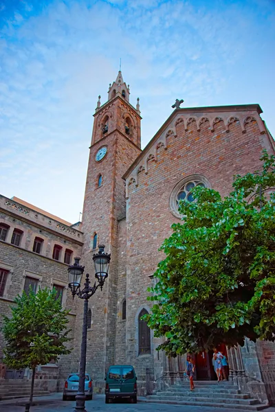 Personas en la Iglesia Vieja en el casco antiguo de Barcelona — Foto de Stock