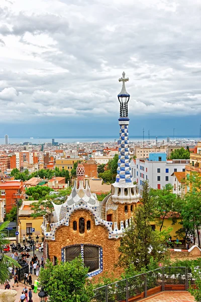 Turisté a vstupní budova v parku Guell v Barceloně — Stock fotografie