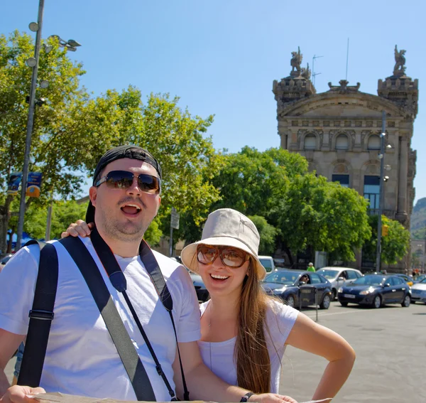 Turistas e um mapa da cidade em La Rambla Street — Fotografia de Stock