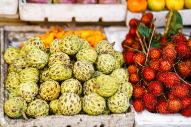 Satış Cherimoya ve Vietnam rambutan Asya sokak çiftçi pazarı