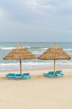 Da Nang Çin Plajı palmiye barınaklar ve şezlong