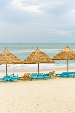 Da Nang Çin Plajı palmiye barınaklar ve şezlong