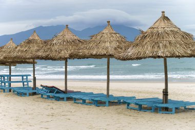 Da Nang Beach Palmiye barınaklar ve şezlong