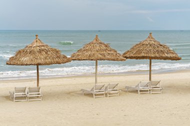 Da Nang Çin Plajı'nda Palmiye barınaklar ve şezlong