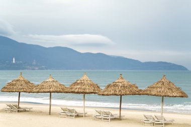 Da Nang Çin Plajı'nda şezlong ile Palmiye barınaklar