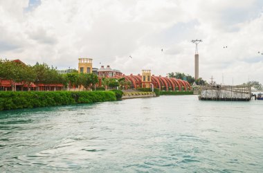 Singapur Resort World Sentosa'da Robotik Vinç Dansı