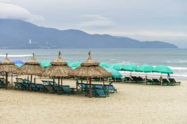 Da Nang Çin Plajı'nda Barınaklar ve şezlonglar