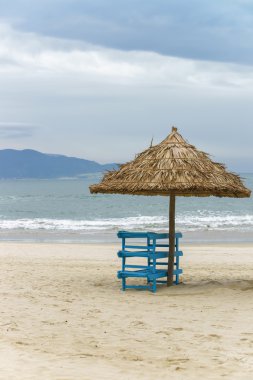 Da Nang Çin plaj şezlong ve Palm sığınakta