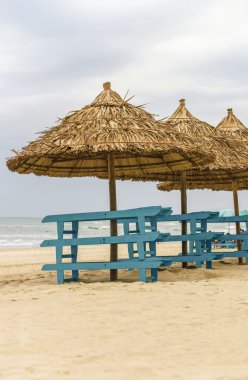 Da Nang Çin plajda şezlong ve Palm sığınak