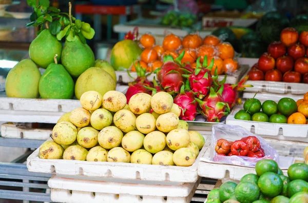 Asiatischer Bauernmarkt mit Mango und Drachenfrucht in Vietnam — Stockfoto