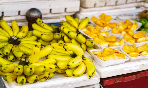 Asiatischer Straßenbauernmarkt, auf dem Bananen und Durian in Vietnam verkauft werden — Stockfoto