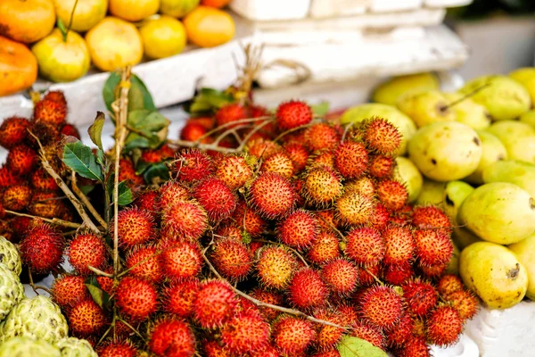 Asiatischer Straßenbauernmarkt verkauft geriebenen Rambutan in Vietnam — Stockfoto