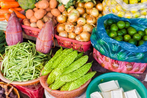 Asiatischer Straßenmarkt mit Bittermelonen-Erbsen und Zwiebeln — Stockfoto