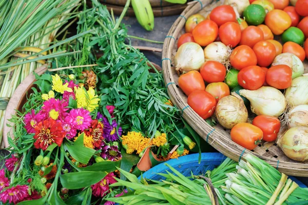 Asiatischer Wochenmarkt mit frischem Obst und Gemüse in Vietnam — Stockfoto