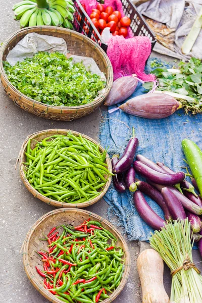 Asiatischer Straßenmarkt mit Paprika-Erbsen-Banane und Eierpflanze — Stockfoto