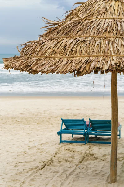 Refugio de palma y tumbonas en China Playa en Da Nang — Foto de Stock