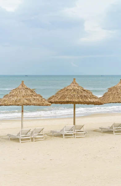 Refugio de palma y tumbonas en China Beach en Da Nang — Foto de Stock