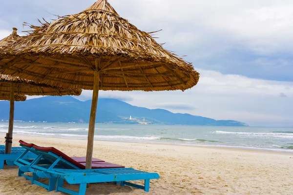 Da Nang China Beach palmiye barınaklar ve şezlong