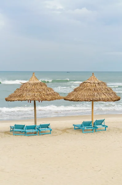 Albergues de palma y tumbonas en China Playa en Da Nang — Foto de Stock