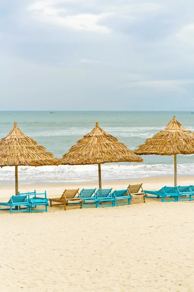 Albergues de palma y tumbonas en China Playa en Da Nang — Foto de Stock