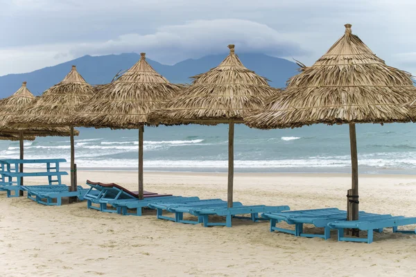 Refugios de palmeras y tumbonas en la playa de Da Nang — Foto de Stock