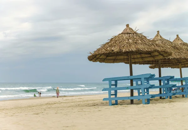 Albergues de palma y turistas en China Playa de Da Nang — Foto de Stock