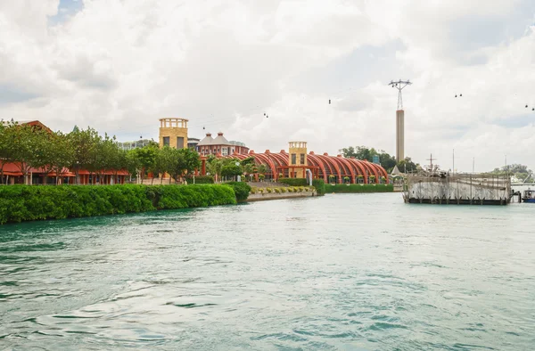 Singapur Resort World Sentosa'da Robotik Vinç Dansı