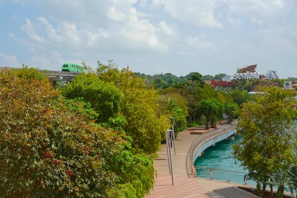 Sentosa Express i Sentosa Boardwalk prowadzące do Sentosa Island — Zdjęcie stockowe