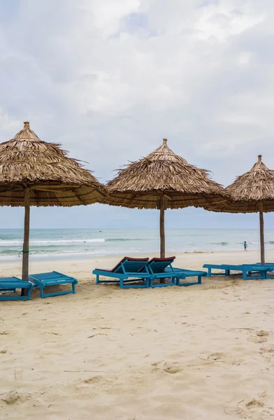 Refugio y tumbonas en China Playa en Da Nang — Foto de Stock