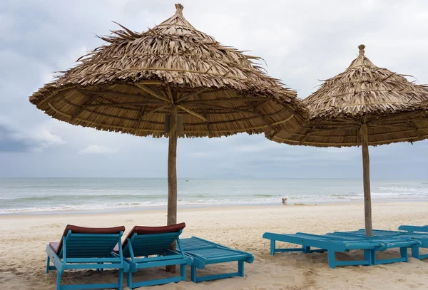 Tumbonas y refugios de palma en China Playa en Da Nang — Foto de Stock