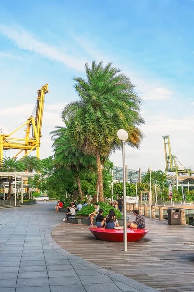 Turisti a Sentosa Boardwalk che porta da Singapore Mainland a — Foto Stock