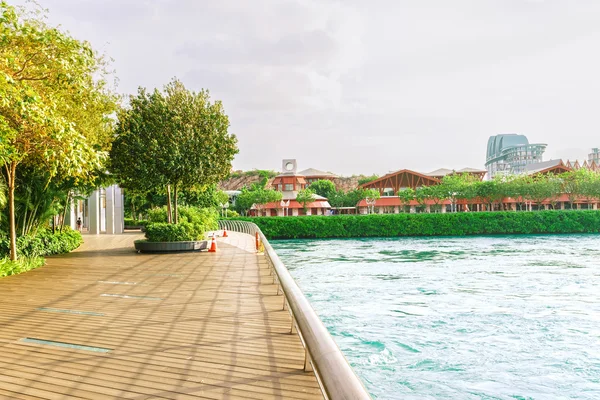 Turistas en Sentosa Boardwalk que conducen a la isla Sentosa en Singa — Foto de Stock