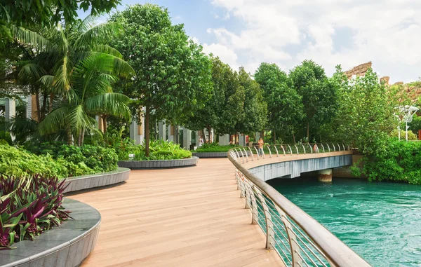 Turistas em Sentosa Boardwalk levando a Ilha Sentosa de Singa — Fotografia de Stock