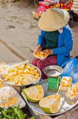 Asyalı kadın temizlenmiş ve paketlenmiş durian eti satan