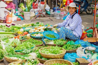 Asya tüccar taze sebze ve yeşil bahçe şeyler satan