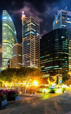 Singapur'da Marina Körfezi'nde Downtown Core gece