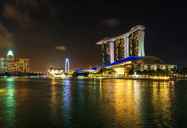Marina Bay Sands Hôtel et Casino la nuit — Photo