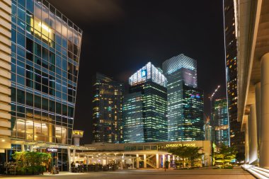 Gümrük Evi ve Gökdelenler Singapur gece