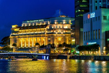 Singapur Marina Bay gece Fullerton otel binası