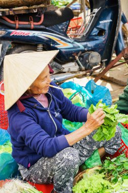 Asya tüccar sokak pazarında taze yeşil salata satan