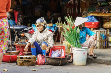 Asyalı kadın Vietnam pazarında taze balık satan