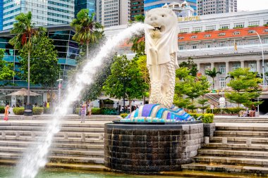 Singapur Merlion Park gökdelenler ve Merlion heykeli