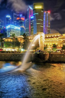 Merlion Park'ta gökdelenler ve Merlion heykeli