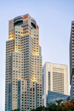 Singapur siluetinde Bir Raffles Place ve Uob Plaza