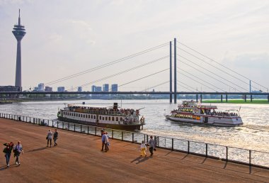 Düsseldorf Rheinturm Kulesi ve Ren dolgu gezinti 