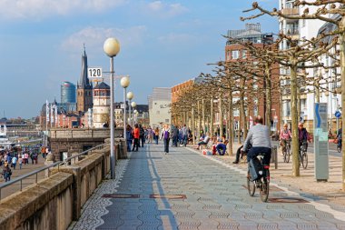 Düsseldorf Eski şehir merkezinde Ren dolgu gezinti